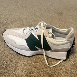 nwt new balance 327 women's green embossed "N" size 8 original box